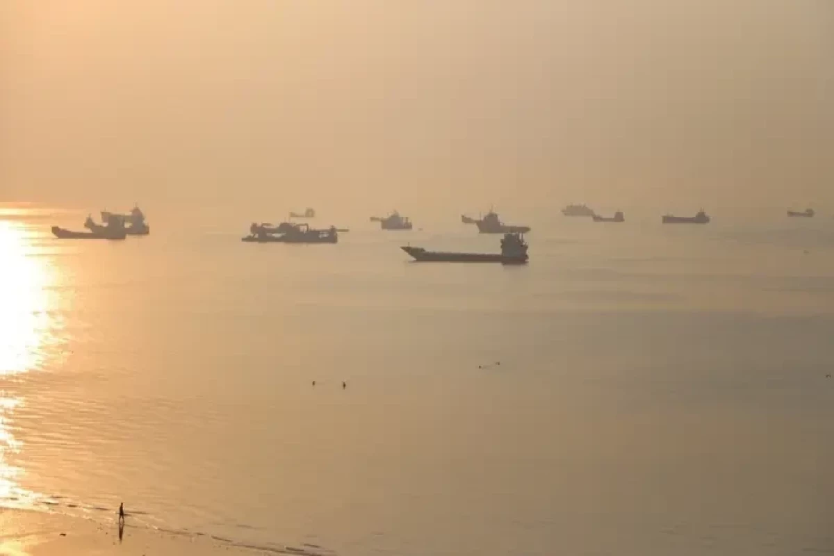 Oil tanker attacked while passing through Strait of Hormuz