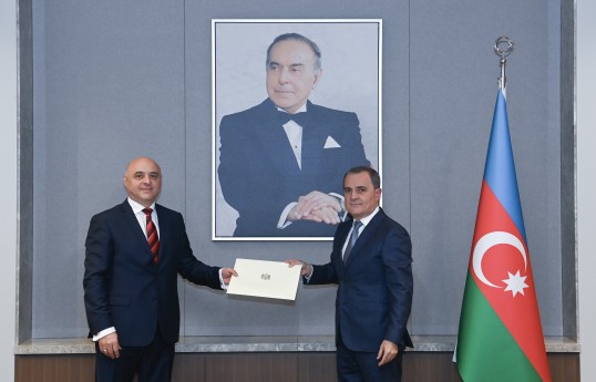 Georgia's new ambassador presents copy of credentials to Jeyhun Bayramov