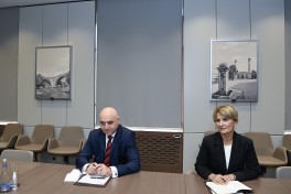 Georgia's new ambassador presents copy of credentials to Jeyhun Bayramov