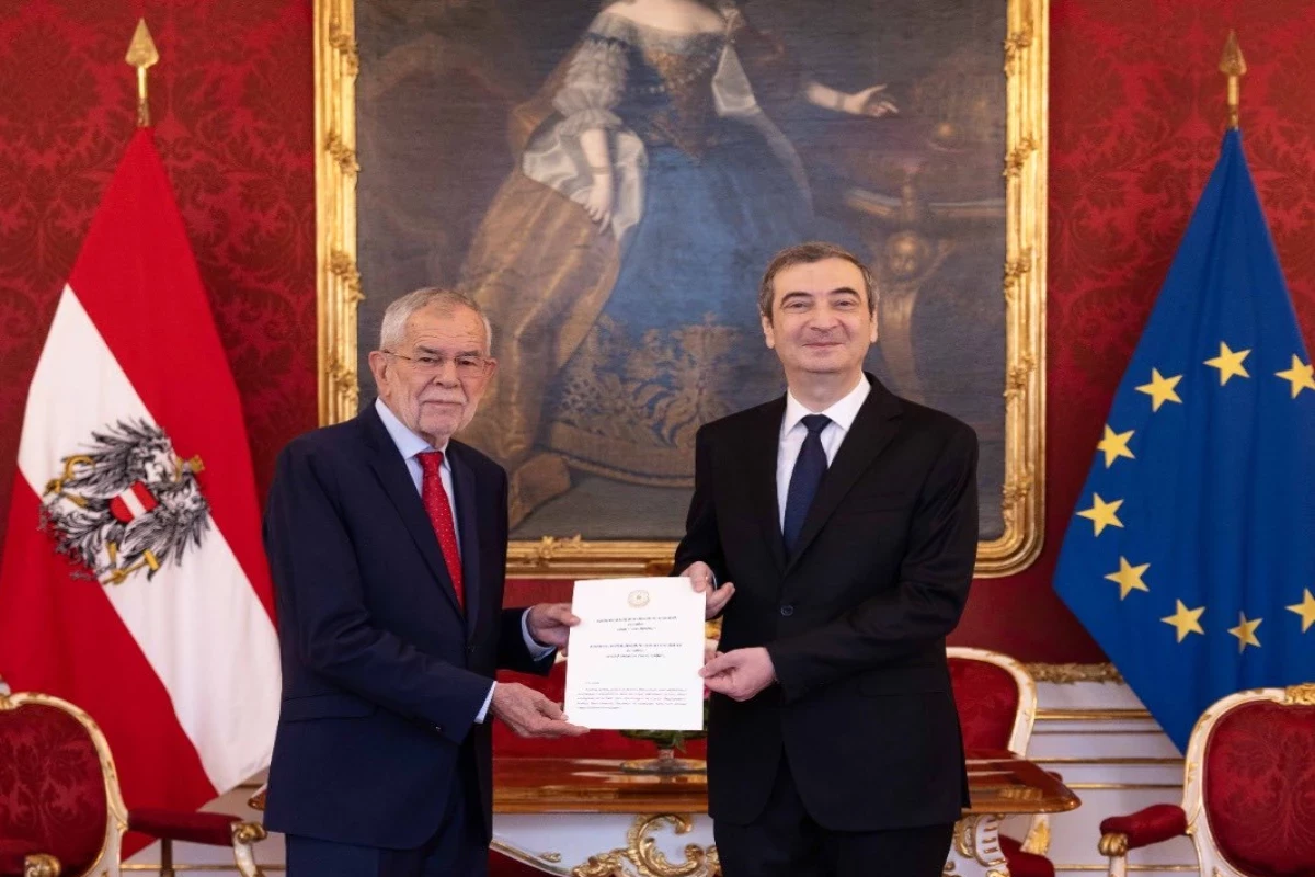 Azerbaijani ambassador presents credentials to Austrian President