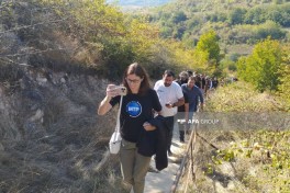 International travelers visit Azykh Cave - PHOTO 