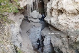 International travelers visit Azykh Cave - PHOTO 