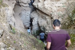 International travelers visit Azykh Cave - PHOTO 