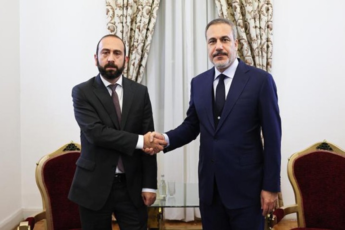 Ararat Mirzoyan holds phone call with Hakan Fidan