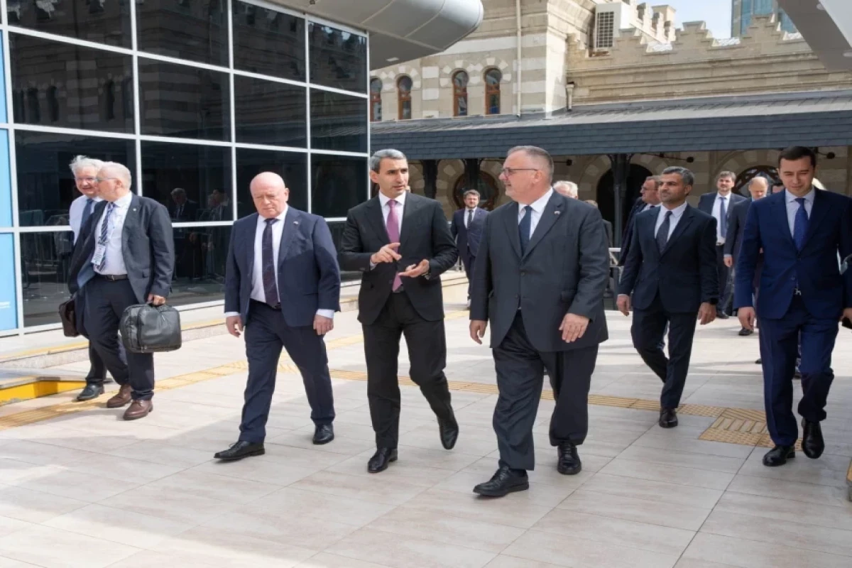 Czech transport minister visits Baku Railway Station