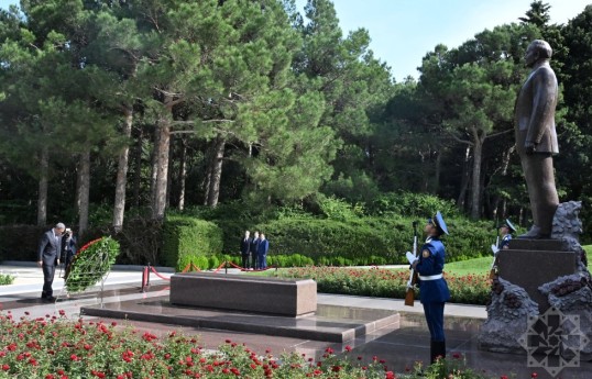 Cambodian Prime Minister visits grave of National Leader Heydar Aliyev