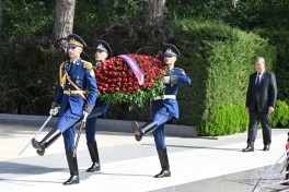 Cambodian Prime Minister visits grave of National Leader Heydar Aliyev