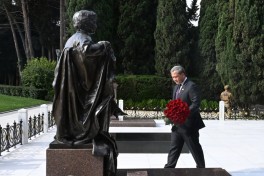 Cambodian Prime Minister visits grave of National Leader Heydar Aliyev