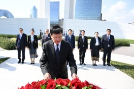 President of Laos visits Victory Park