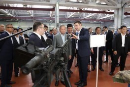 Prime Minister of Cambodia visited the enterprises of Ministry of Defense Industry.-PHOTO 