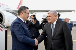 Kyrgyz President arrives in Azerbaijan