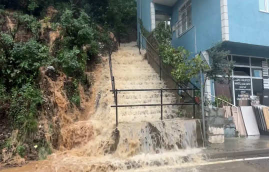Istanbul roads collapse, traffic hits 90% as flooding continues