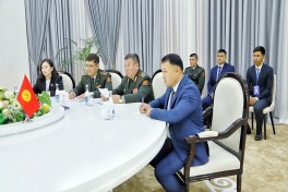 Azerbaijan Defense Minister meets with his Kyrgyz counterpart