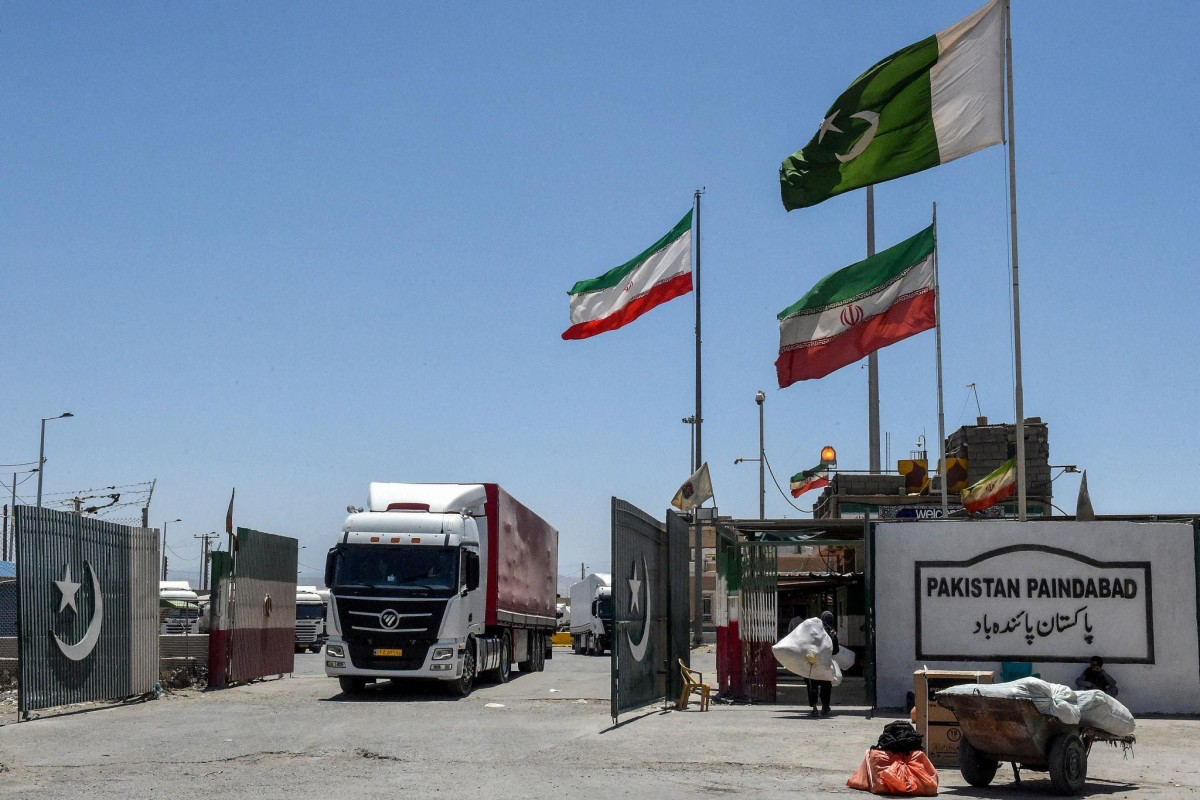 Iran and Pakistan temporarily suspended border crossings