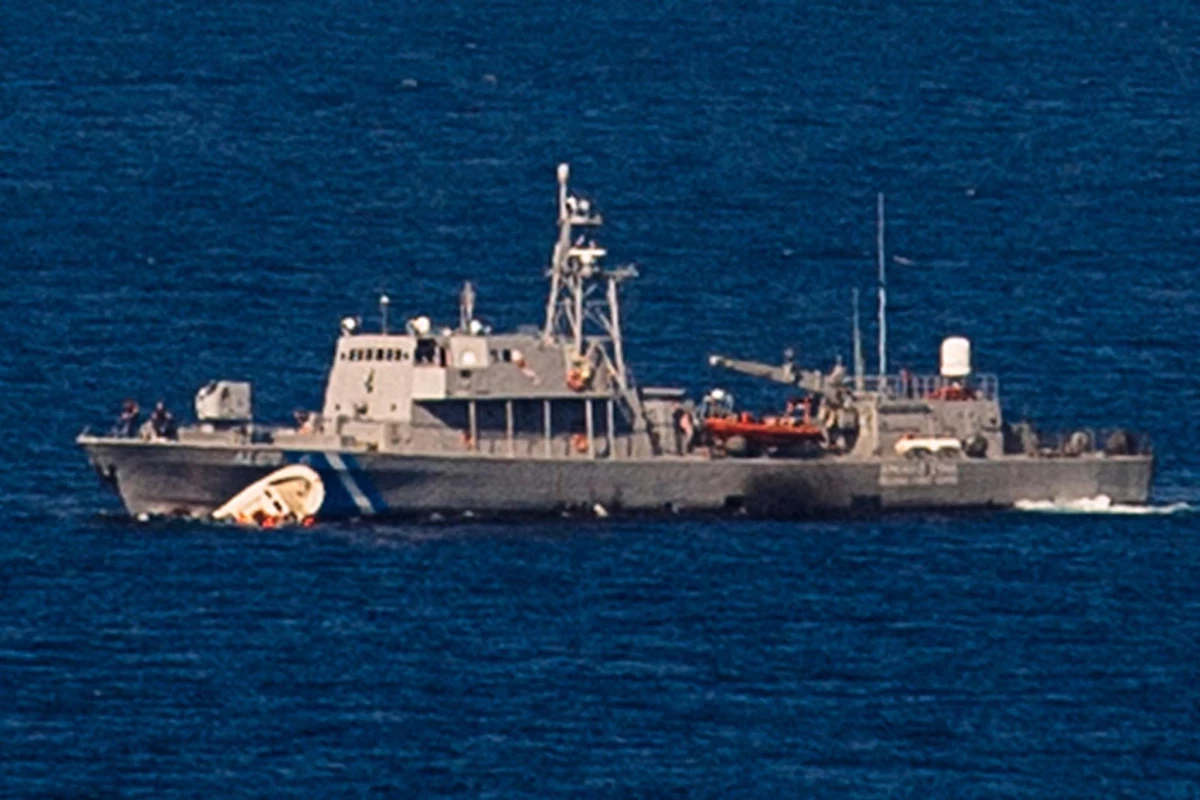 Twelve migrants, including infant, drown as boats capsize off Greek islands - UPDATED 