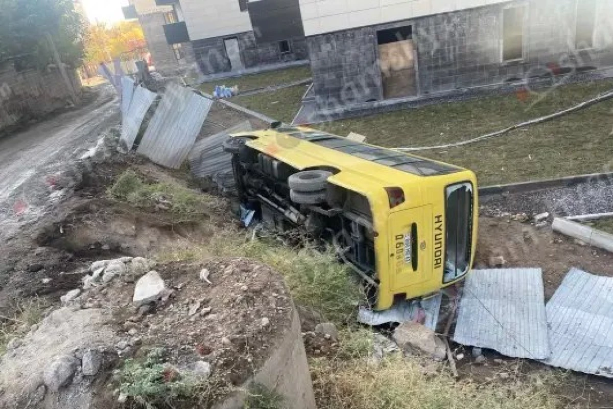 Bus overturns in Yerevan, 11 foreign nationals injured