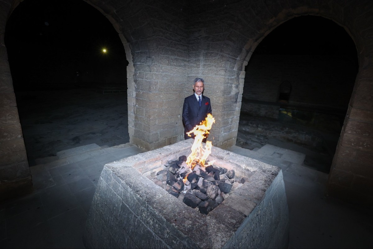 Indian FM visits Ateshgah fire temple in Baku