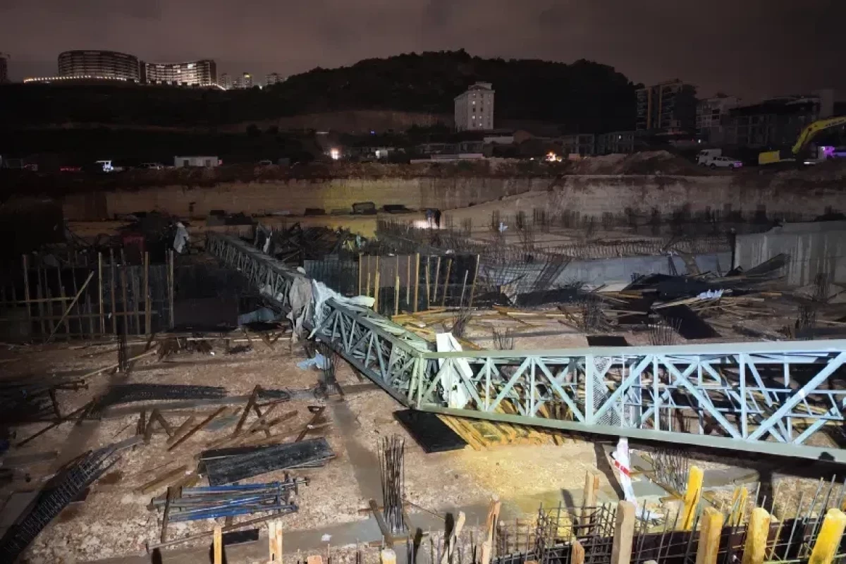 Four killed as strong winds topple crane at construction site in Antalya - <span class="red_color">PHOTO