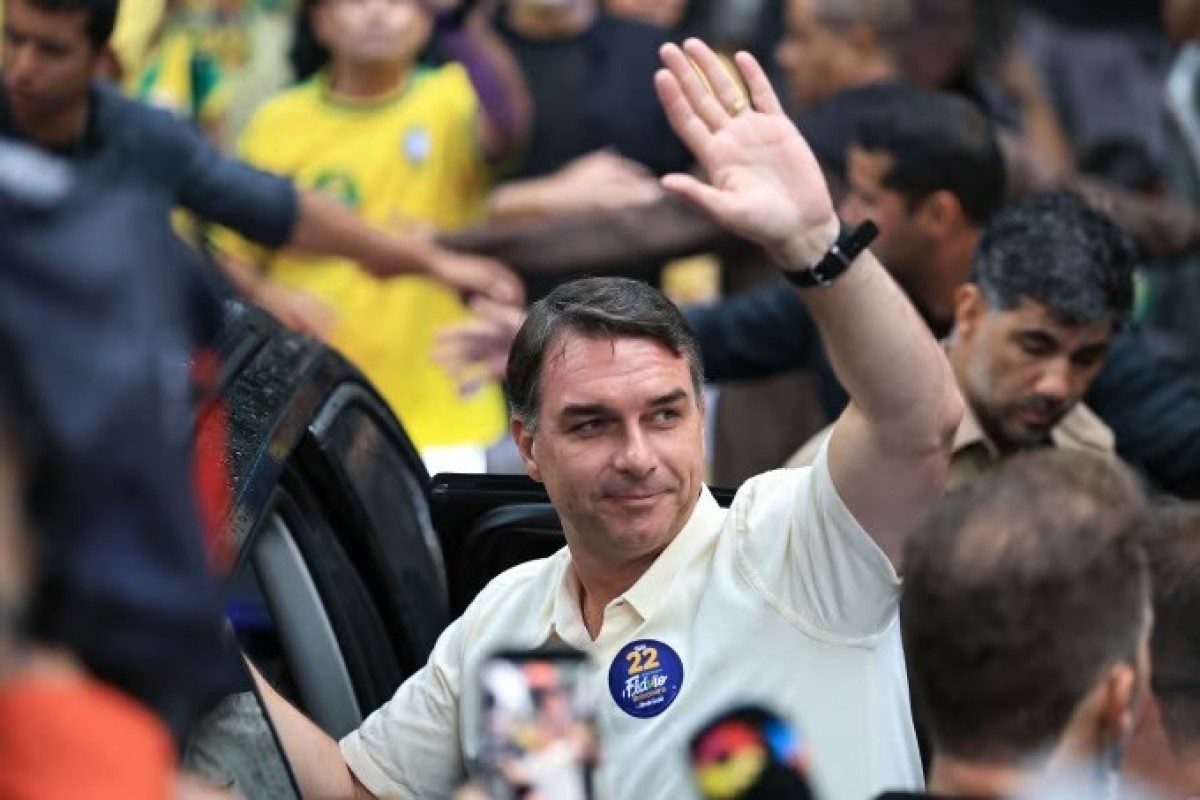 Senator Flávio Bolsonaro heads to US following Brazil election loss