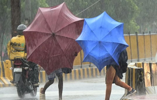 India evacuates more than 180,000 as Cyclone Arnab hits coast
