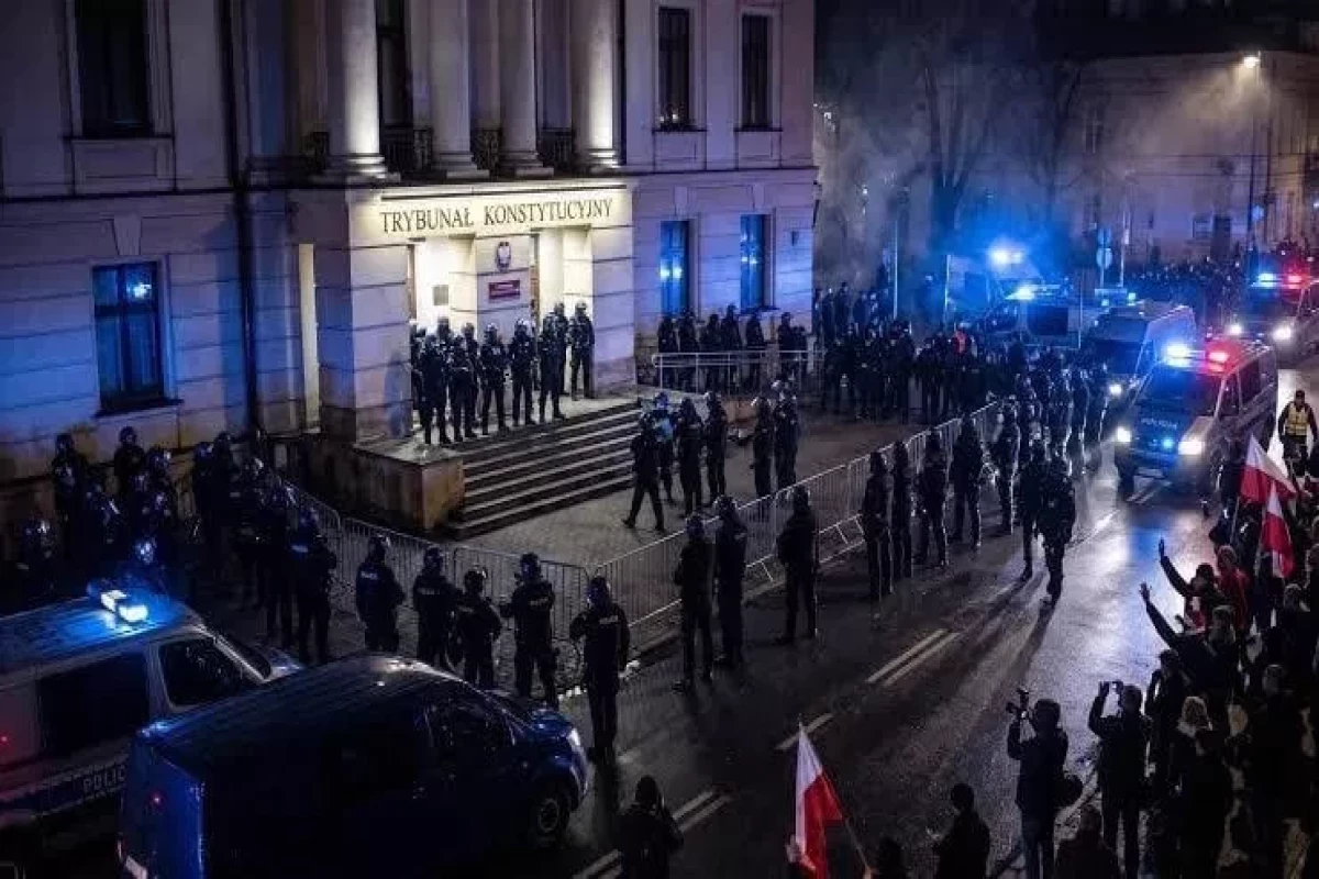 Polish president turns back from Senegal trip as top court chief suspended