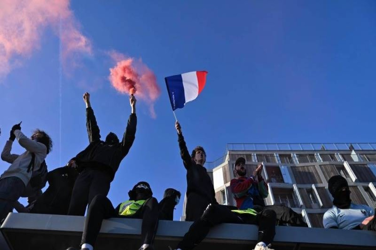 Clashes break out during protests in Paris