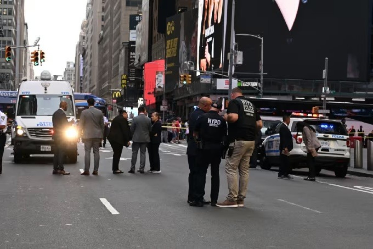 Knife-wielding woman kills 1, wounds another in Times Square before being shot dead by police, mayor says