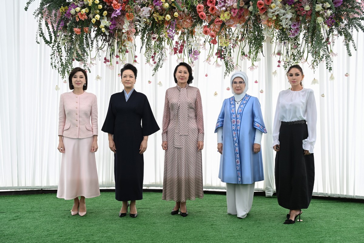 First Lady Mehriban Aliyeva viewed exhibition of handicrafts by masters of decorative and applied arts in Bishkek