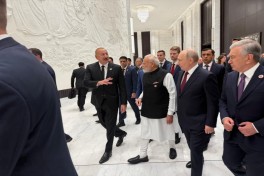 President Ilham Aliyev holds conversation with Indian PM in Bishkek - PHOTO 