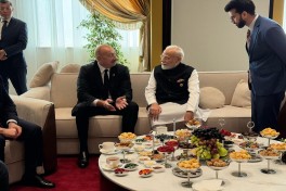 President Ilham Aliyev holds conversation with Indian PM in Bishkek - PHOTO 