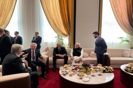 President Ilham Aliyev holds conversation with Indian PM in Bishkek - PHOTO 