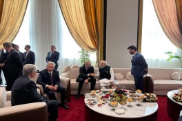 President Ilham Aliyev holds conversation with Indian PM in Bishkek - PHOTO 