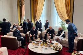 President Ilham Aliyev holds conversation with Indian PM in Bishkek - PHOTO 