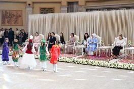 First Lady Mehriban Aliyeva viewed exhibition of handicrafts by masters of decorative and applied arts in Bishkek