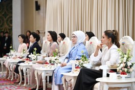 First Lady Mehriban Aliyeva viewed exhibition of handicrafts by masters of decorative and applied arts in Bishkek