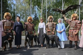 First Lady Mehriban Aliyeva viewed exhibition of handicrafts by masters of decorative and applied arts in Bishkek