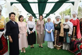 First Lady Mehriban Aliyeva viewed exhibition of handicrafts by masters of decorative and applied arts in Bishkek