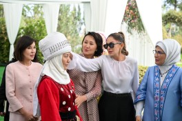 First Lady Mehriban Aliyeva viewed exhibition of handicrafts by masters of decorative and applied arts in Bishkek