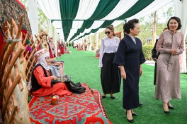 First Lady Mehriban Aliyeva viewed exhibition of handicrafts by masters of decorative and applied arts in Bishkek