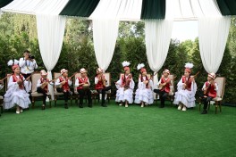 First Lady Mehriban Aliyeva viewed exhibition of handicrafts by masters of decorative and applied arts in Bishkek
