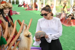 First Lady Mehriban Aliyeva viewed exhibition of handicrafts by masters of decorative and applied arts in Bishkek