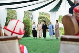 First Lady Mehriban Aliyeva viewed exhibition of handicrafts by masters of decorative and applied arts in Bishkek