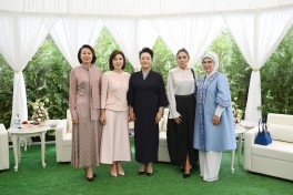 First Lady Mehriban Aliyeva viewed exhibition of handicrafts by masters of decorative and applied arts in Bishkek