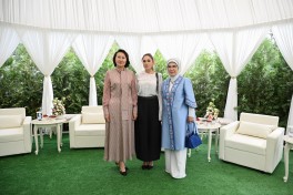 First Lady Mehriban Aliyeva viewed exhibition of handicrafts by masters of decorative and applied arts in Bishkek