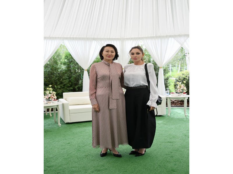 First Lady Mehriban Aliyeva viewed exhibition of handicrafts by masters of decorative and applied arts in Bishkek