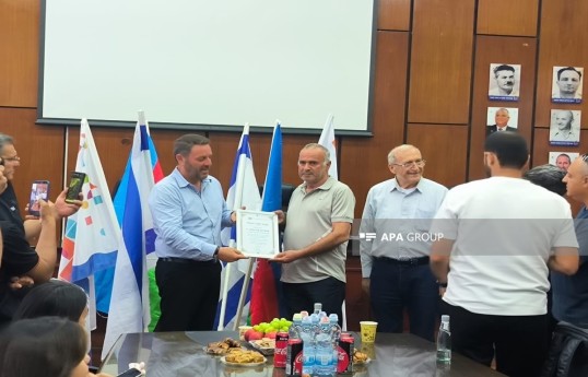 Akko mayor presents certificate commemorating Albert Agarunov to his brother - PHOTO 