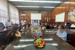 Akko mayor presents certificate commemorating Albert Agarunov to his brother - PHOTO 