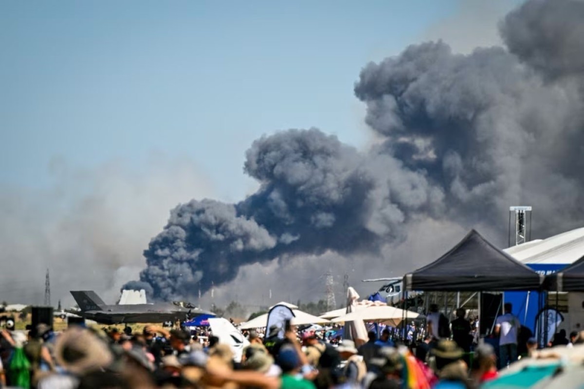 Greek F-4 crashes during an air show near Athens