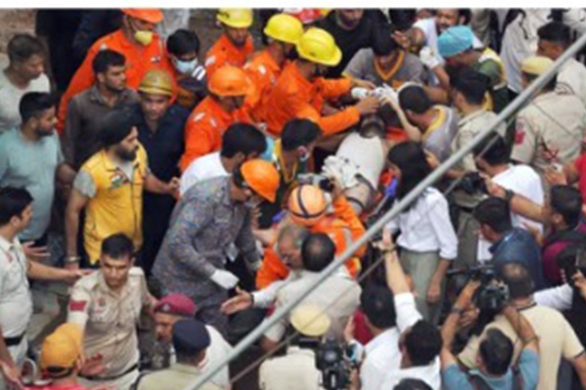 Dozens feared trapped in collapsed building in Delhi - <span class="red_color">VIDEO