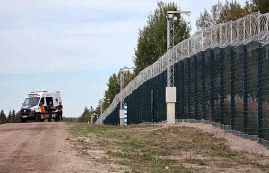 Finland finishes building fence on border with Russia